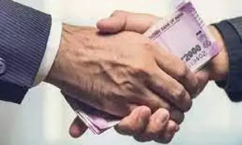 1 लाख की घूस लेते सरपंच का पति व उपसरपंच शिकंजे में