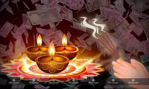 वास्तु टिप्स: धन प्राप्ति के लिए घर की इस दिशा में बैठ कर करें पूजा, ध्यान रखें ये जरूरी बातें वास्तु टिप्स: धन प्राप्ति के लिए घर की इस दिशा में बैठ कर करें पूजा, ध्यान रखें ये जरूरी बातें