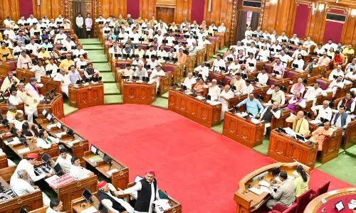 यूपी के विधायकों ने विधानसभा में मोबाइल फोन पर बैन का विरोध किया