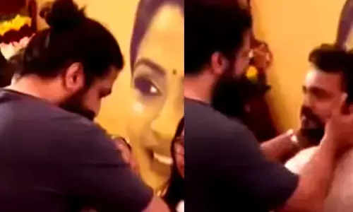 स्टार यश ने कन्नड़ एक्टर विजय राघवेंद्र को गले गलाकर दी सांत्वना स्टार यश ने कन्नड़ एक्टर विजय राघवेंद्र को गले गलाकर दी सांत्वना