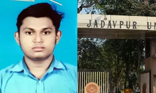 जादवपुर विवि के हॉस्टल की बालकनी से गिरकर छात्र की मौत, परिवार ने लगाया रैगिंग का आरोप