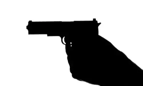 दिल्ली में पति के साथ अवैध संबंध के शक पर महिला ने छोटी बहन को मारी गोली, गिरफ्तार दिल्ली में पति के साथ अवैध संबंध के शक पर महिला ने छोटी बहन को मारी गोली, गिरफ्तार