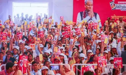 सीएम अशोक गहलोत ने महिलाओं को स्मार्ट फोन बांटे