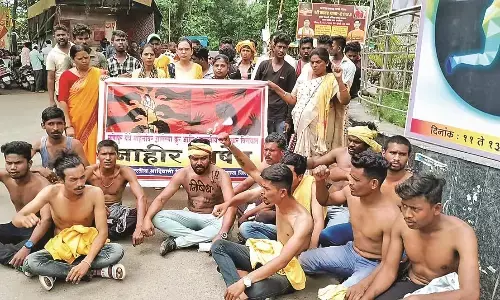 मोर्चे में मोदी सरकार चले जाओ के लगे नारे, भंडारा में आदिवासी संगठन ने किया अर्धनग्न आंदोलन मोर्चे में मोदी सरकार चले जाओ के लगे नारे, भंडारा में आदिवासी संगठन ने किया अर्धनग्न आंदोलन