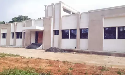 विद्युत कनेक्शन न मिलने से तीन वर्ष से खाली पड़ी है नवनिर्मित इमारत