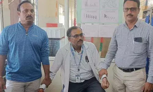 डॉक्टर से मांगी डेढ़ लाख की रिश्वत, लोकायुक्त ने लैब सहायक को 40 हजार लेते किया गिरफ्तार