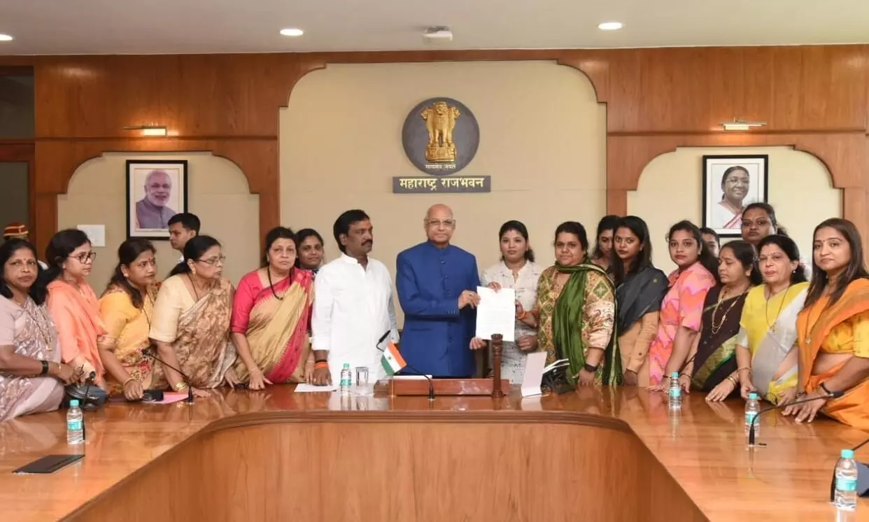 महिलाओं की सुरक्षा को लेकर उद्धव गुट राज्यपाल से मिला महिलाओं की सुरक्षा को लेकर उद्धव गुट राज्यपाल से मिला