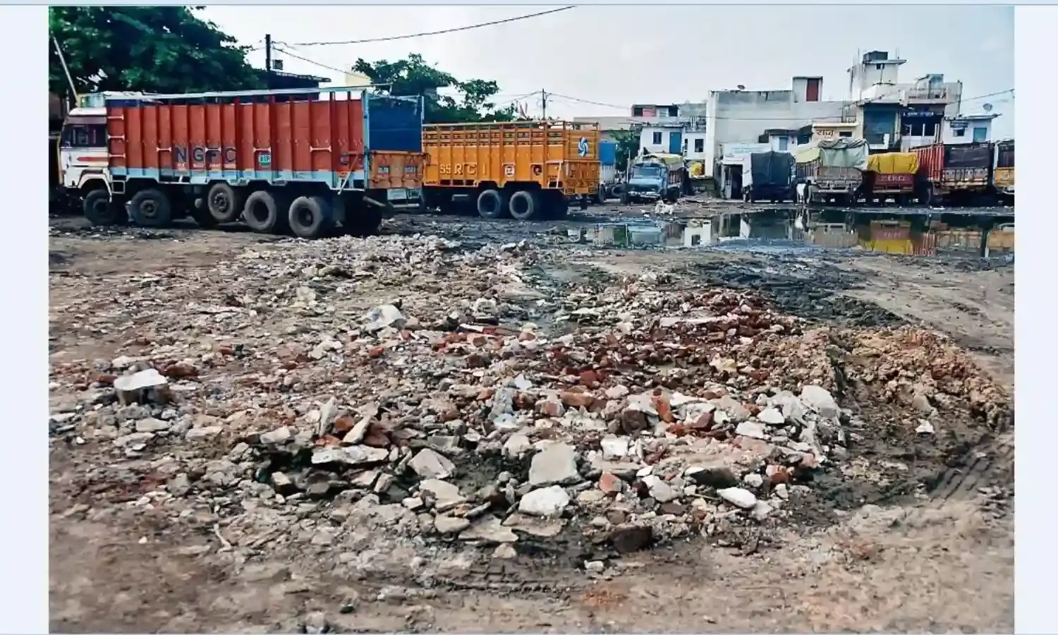ट्रांसपोर्ट नगर में तीन माह पहले खोदी सड़क, फिर मुड़कर भी नहीं देखा, पैदल चलना तक मुश्किल