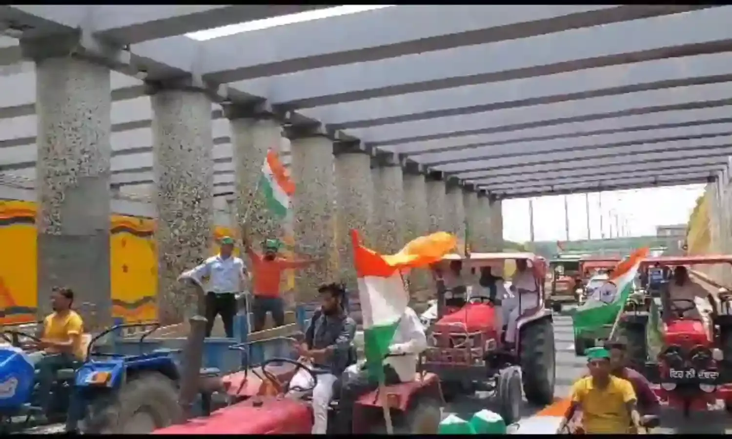 किसानों ने निकाला ट्रैक्टर तिरंगा मार्च, सिटी मजिस्ट्रेट को सौंपा मांगों का ज्ञापन