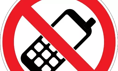 दिल्ली सरकार ने स्‍कूलों की कक्षाओं में मोबाइल फोन पर प्रतिबंध लगाया