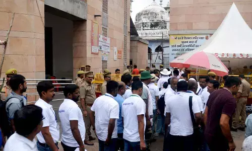 ज्ञानवापी परिसर में एएसआई का सर्वे जारी, इमारतों के इतिहास को खंगालने में जुटी टीम ज्ञानवापी परिसर में एएसआई का सर्वे जारी, इमारतों के इतिहास को खंगालने में जुटी टीम