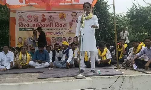 विश्व आदिवासी दिवस पर जयस ने दिखाई ताकत, नगर में निकाली रैली, सम्मलेन आयोजित कर एकजुट होकर संघर्ष का लिया संकल्प