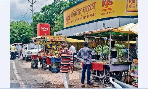 मेट्रो बस के स्टाॅप पर ही हो गए अवैध कब्जे, यात्री हो रहे परेशान