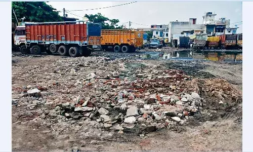 ट्रांसपोर्ट नगर में तीन माह पहले खोदी सड़क, फिर मुड़कर भी नहीं देखा, पैदल चलना तक मुश्किल