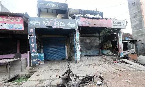 हिंसा के बाद डर के मारे कई प्रवासी कामगारों ने नूंह और गुरुग्राम छोड़ा हिंसा के बाद डर के मारे कई प्रवासी कामगारों ने नूंह और गुरुग्राम छोड़ा