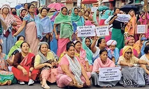 मणिपुर में 37 वर्षीय महिला से सामूहिक बलात्कार के विरोध में हजारों महिलाओं ने किया प्रदर्शन