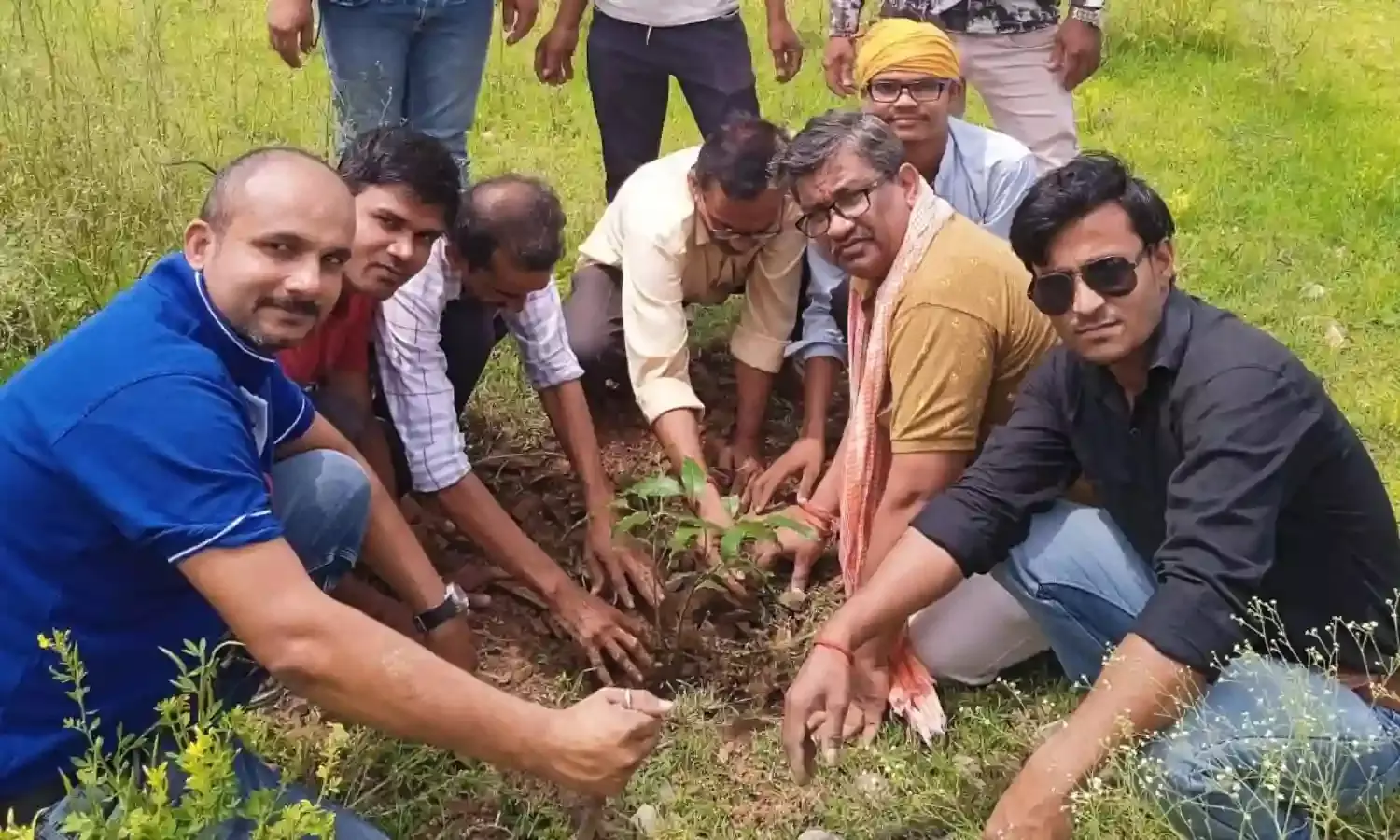 पर्यावरण संतुलन को बनाए रखने के लिए कारपेंटरों ने किया वृक्षारोपण