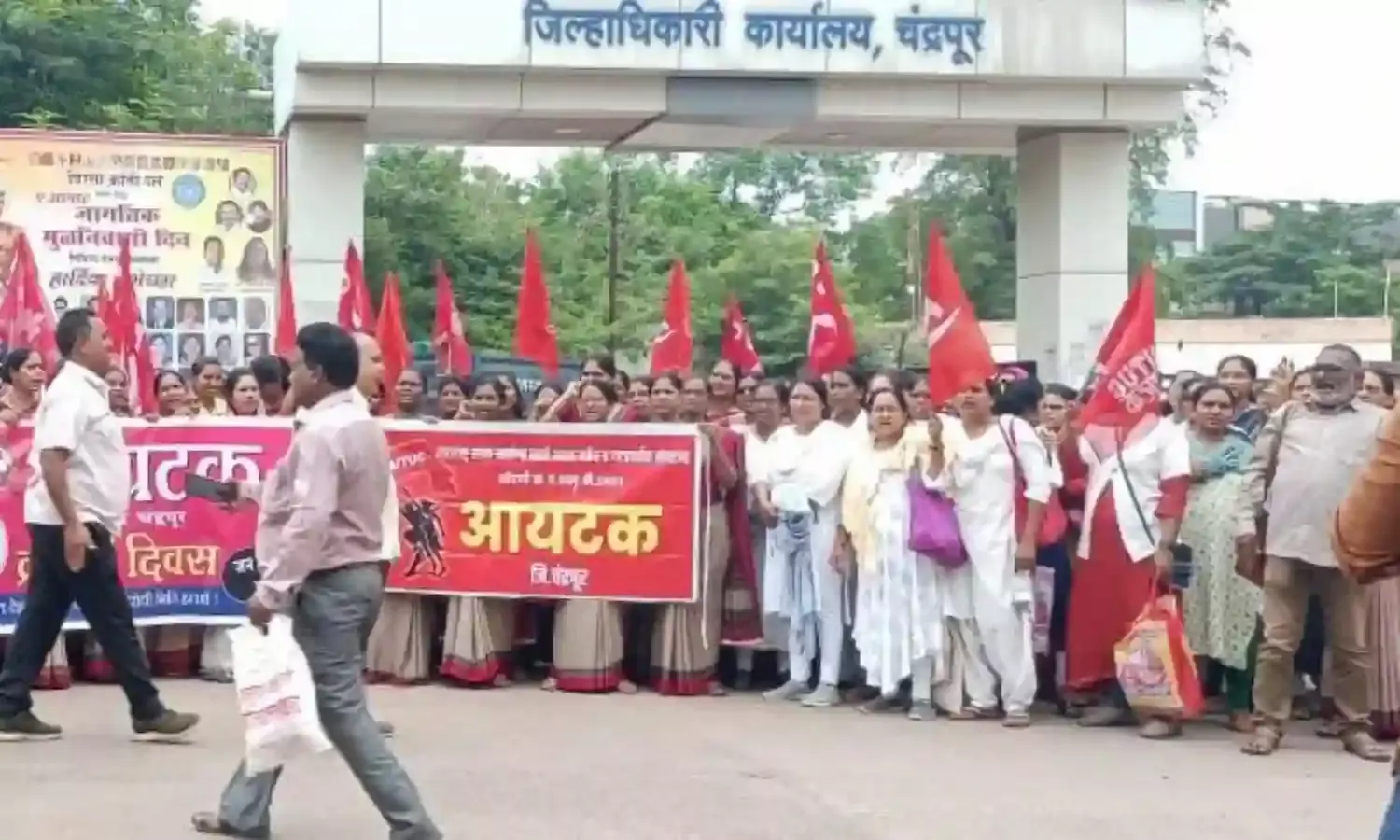 श्रमिकों ने जिलाधिकारी कार्यालय के सामने किया प्रदर्शन