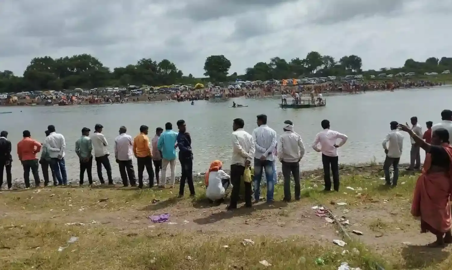 30 घंटे बाद भी नदी में डूबे श्रद्धालु का पता नहीं