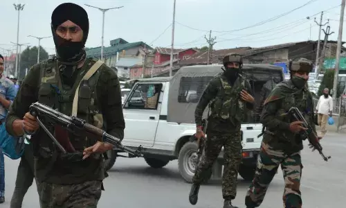 जम्मू-कश्मीर के पुलवामा में सीआरपीएफ जवान की गोली लगने से मौत