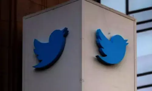 मस्क ने ट्विटर साइन व अन्य वस्तुओं की लगाई नीलामी