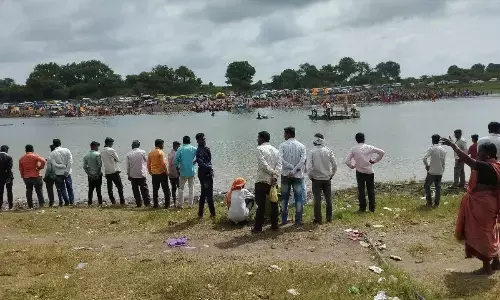 30 घंटे बाद भी नदी में डूबे श्रद्धालु का पता नहीं 30 घंटे बाद भी नदी में डूबे श्रद्धालु का पता नहीं