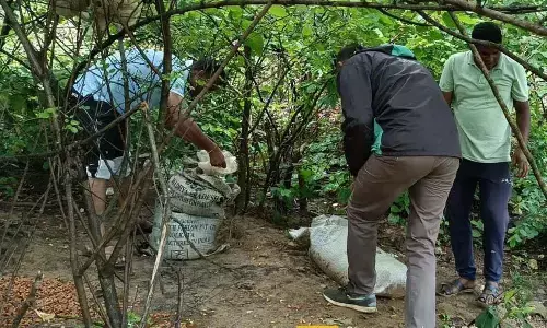 शराब और जुआ अड्डे पर छापा मारकर पुलिस ने माल किया जब्त