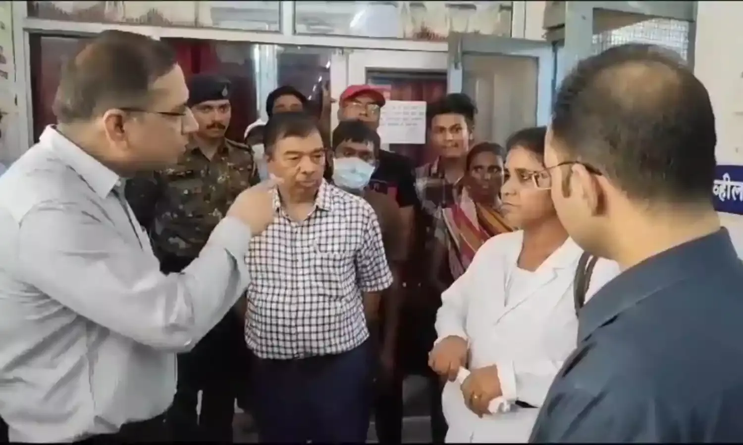 जिला अस्पताल का कलेक्टर ने किया औचक निरीक्षण, टायलेट की गंदगी को देखकर सीएमएचओ तथा सिविल सर्जन को लगाई फटकार