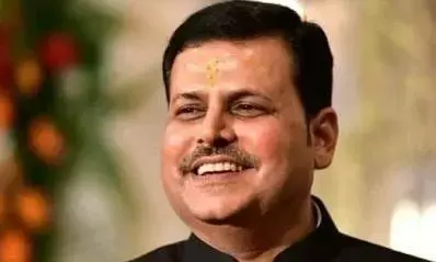 बसें न मिलने से यात्री होते रहे परेशान, बसों को जबरन पकडकर कार्यकर्ता भेजे जाने का आरोप बसें न मिलने से यात्री होते रहे परेशान, बसों को जबरन पकडकर कार्यकर्ता भेजे जाने का आरोप