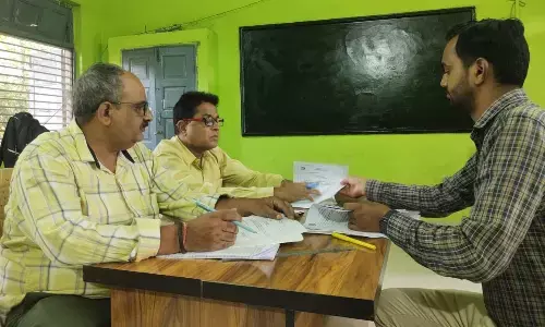 आनलाईन दस्तावेज के सत्यापन के लिए पहुंचे नवचयनित प्राथमिक शिक्षक