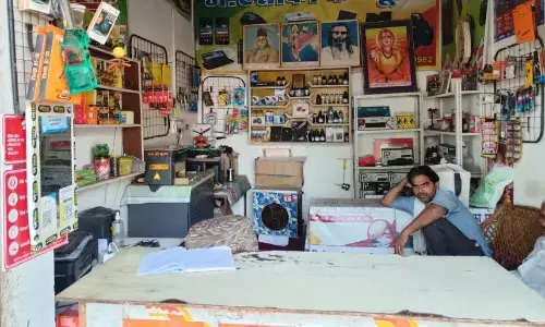 कम्प्यूटर दुकान में दिन दहाडे चोरी कम्प्यूटर दुकान में दिन दहाडे चोरी