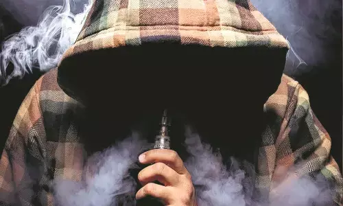 गोकुलपेठ में दो हुक्का पार्लरों पर छापा