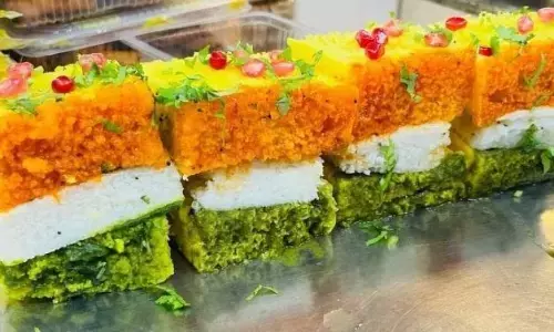 स्वतंत्रता दिवस स्पेशल: इस आसान रेसिपी से 15 अगस्त के खास अवसर पर बनाएं ट्राई कलर ढोकला