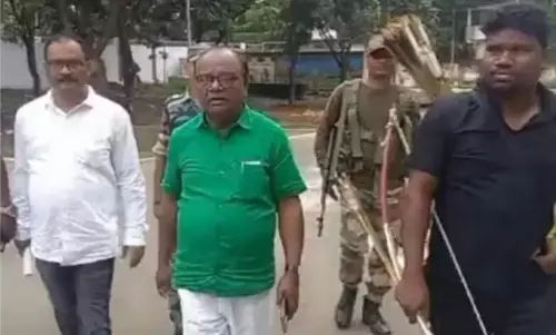 झारखंड : बागी हुए सत्ताधारी विधायक लोबिन हेंब्रम, सुरक्षा में लगाए तीर-धनुष वाले बॉडीगार्ड