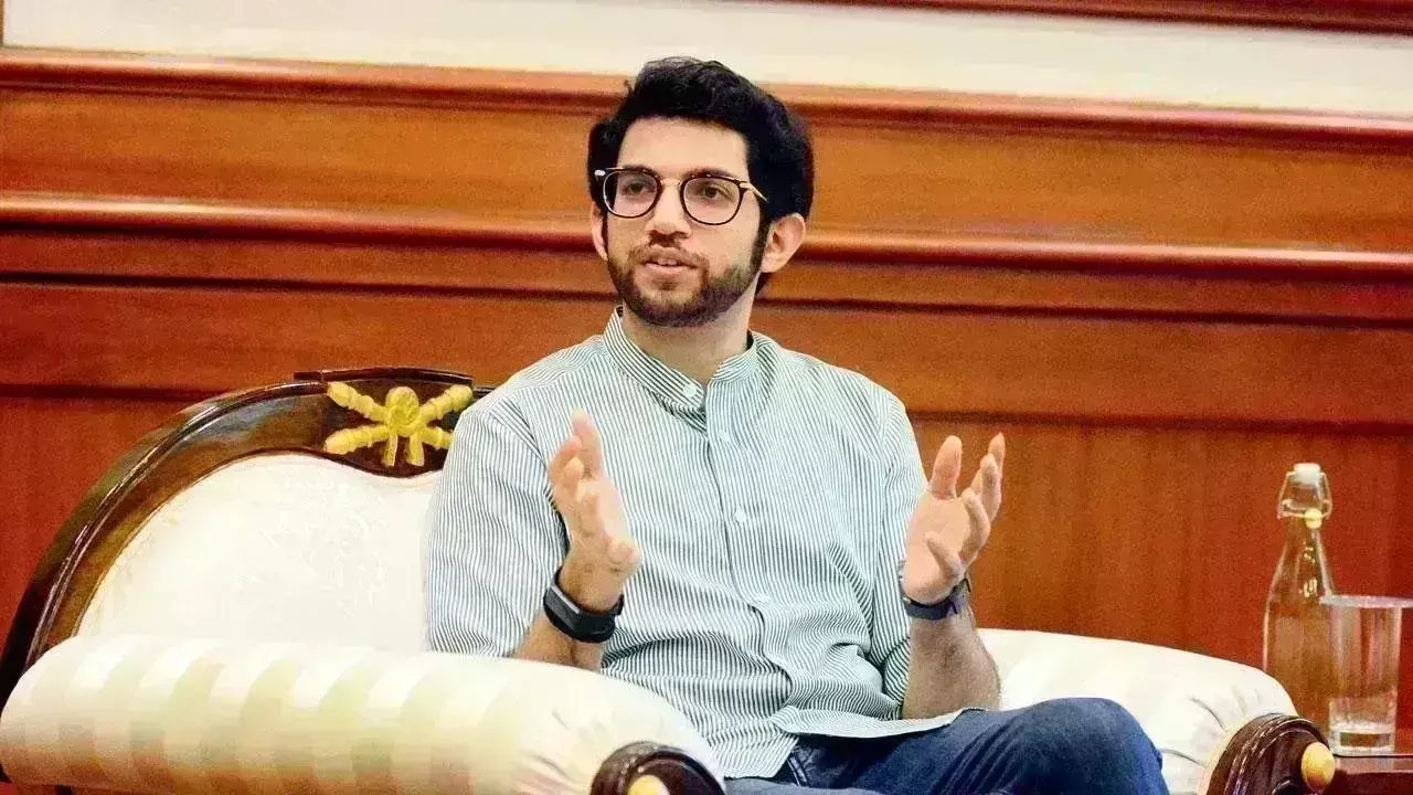 आदित्य ठाकरे ने पूछा - शिंदे, फडणवीस और अजित में कौन है असली मुख्यमंत्री आदित्य ठाकरे ने पूछा - शिंदे, फडणवीस और अजित में कौन है असली मुख्यमंत्री