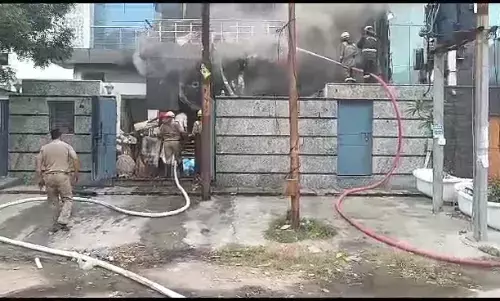 नोएडा की कंपनी में भीषण आग, फायर ब्रिगेड की गाड़ियों ने पाया काबू नोएडा की कंपनी में भीषण आग, फायर ब्रिगेड की गाड़ियों ने पाया काबू