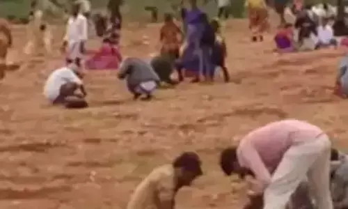 आंध्र प्रदेश के गांव में हीरा खोजने के लिए उमड़ी भीड़