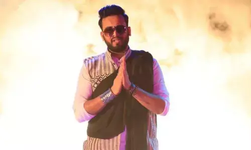 एल्विश यादव बने बिग बॉस ओटीटी सीजन 2 के विनर, ट्रॉफी जीतने वाले पहले वाइल्ड कार्ड कंटेस्टेंट बने एल्विश यादव बने बिग बॉस ओटीटी सीजन 2 के विनर, ट्रॉफी जीतने वाले पहले वाइल्ड कार्ड कंटेस्टेंट बने
