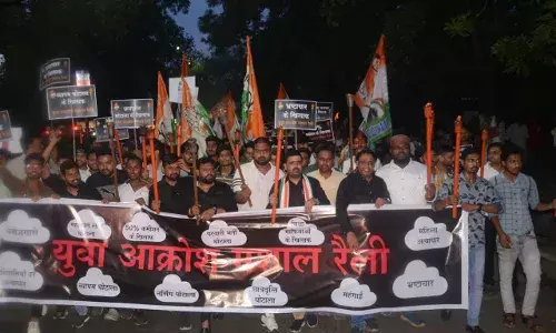 मध्य प्रदेश: मप्र में व्याप्त बेरोज़गारी, महंगाई और भ्रष्टाचार के विरोध में युवा कांग्रेस ने निकाली मशाल रैली