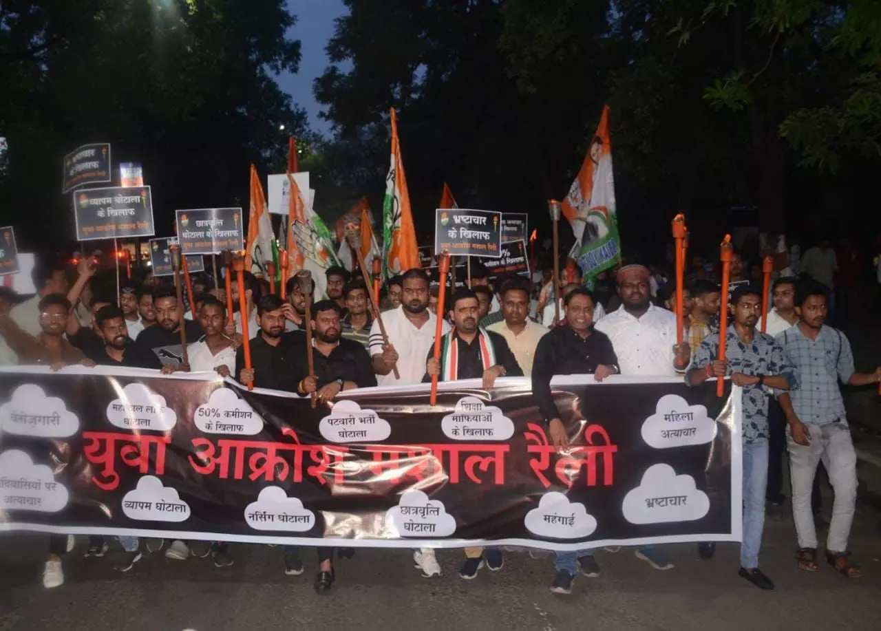 मध्य प्रदेश: मप्र में व्याप्त बेरोज़गारी, महंगाई और भ्रष्टाचार के विरोध में युवा कांग्रेस ने निकाली मशाल रैली मध्य प्रदेश: मप्र में व्याप्त बेरोज़गारी, महंगाई और भ्रष्टाचार के विरोध में युवा कांग्रेस ने निकाली मशाल रैली
