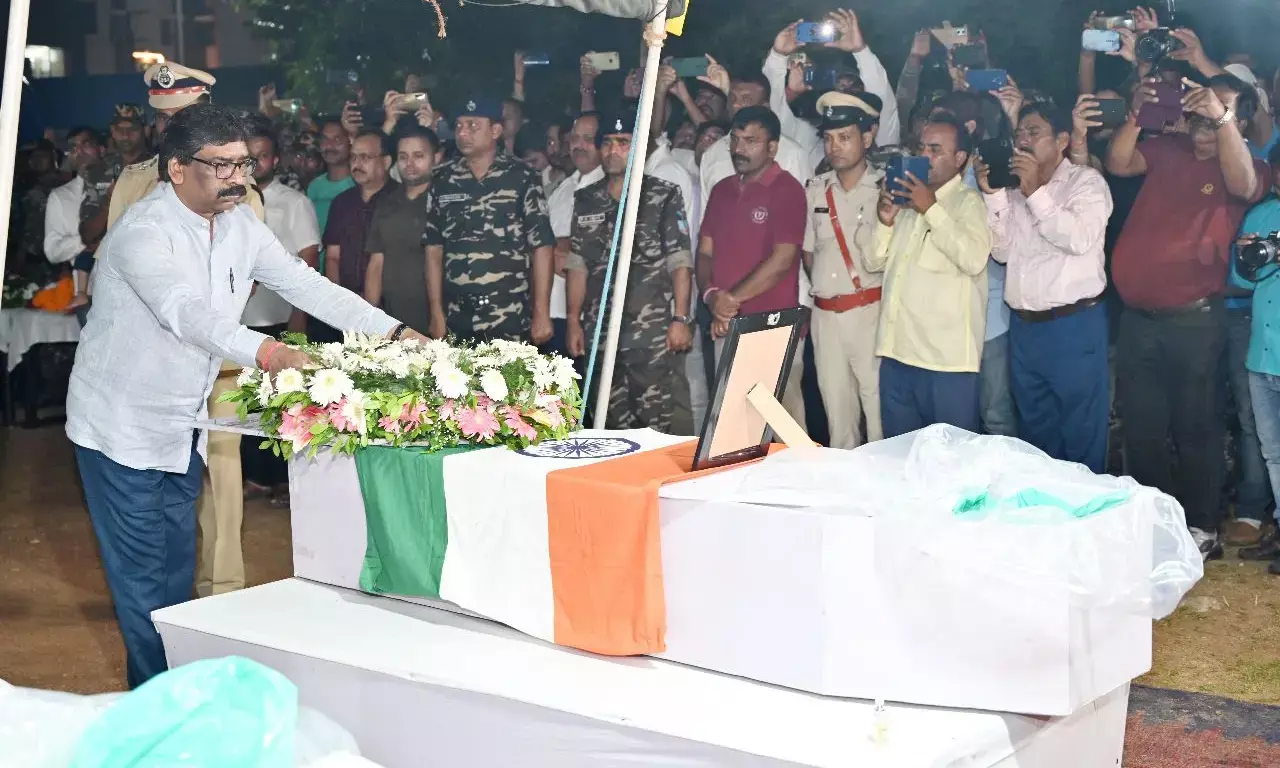 झारखंड के राज्यपाल और सीएम ने नक्सली हमले में शहीद पुलिसकर्मियों को दी श्रद्धांजलि, हेमंत बोले- आखिरी सांसें गिन रहे नक्सली संगठन