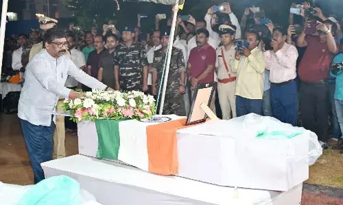 झारखंड के राज्यपाल और सीएम ने नक्सली हमले में शहीद पुलिसकर्मियों को दी श्रद्धांजलि, हेमंत बोले- आखिरी सांसें गिन रहे नक्सली संगठन झारखंड के राज्यपाल और सीएम ने नक्सली हमले में शहीद पुलिसकर्मियों को दी श्रद्धांजलि, हेमंत बोले- आखिरी सांसें गिन रहे नक्सली संगठन