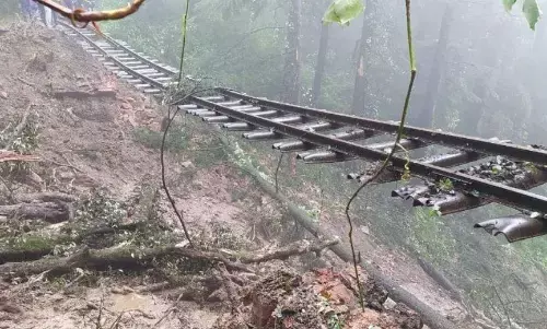 पहाड़ी राज्य हिमाचल प्रदेश पर कुदरत ने बरपाया कहर, 48 घंटे में 60 लोगों की गई जान, देखें आफत की 10 तस्वीरें