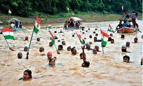 उफनती नर्मदा में तैरती ढाई वर्षीय नन्हीं तैराक पर टिकी रहीं निगाहें