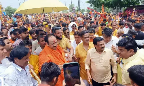 मध्य प्रदेश: पंडित प्रदीप मिश्रा की कावड़ यात्रा में उमड़ा जन सैलाब, पूर्व मंत्री सज्जन सिंह वर्मा हुवे सम्मिलित