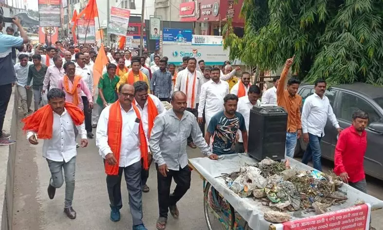 ठेले पर कचरा रखकर मनपा पहुंचे शिवसैनिक ठेले पर कचरा रखकर मनपा पहुंचे शिवसैनिक