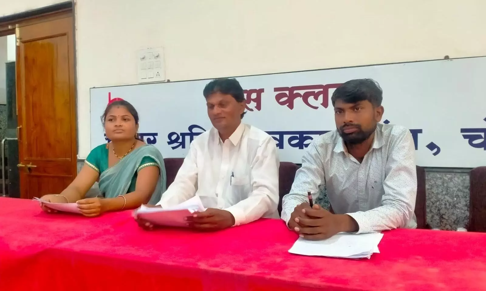आंगनवाड़ी सहायिका भर्ती में स्थानीय महिलाओं की अनदेखी आंगनवाड़ी सहायिका भर्ती में स्थानीय महिलाओं की अनदेखी