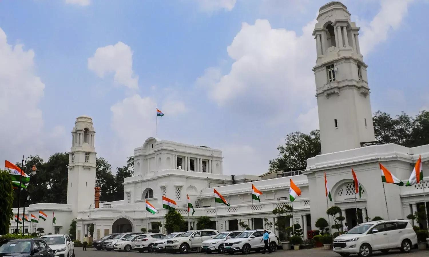 दिल्ली विधानसभा में तीखी नोकझोंक, भाजपा विधायक ने मंत्री से कहा - मुंह पर टेप लगाकर बैठो