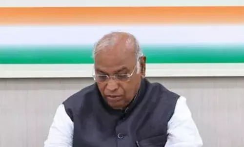 खड़गे ने 2024 के चुनावों पर चर्चा के लिए पार्टी के झारखंड नेतृत्व के साथ की बैठक खड़गे ने 2024 के चुनावों पर चर्चा के लिए पार्टी के झारखंड नेतृत्व के साथ की बैठक