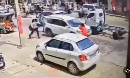 राजस्थान में महिला को कार के बोनट पर घसीटा, वीडियो वायरल राजस्थान में महिला को कार के बोनट पर घसीटा, वीडियो वायरल
